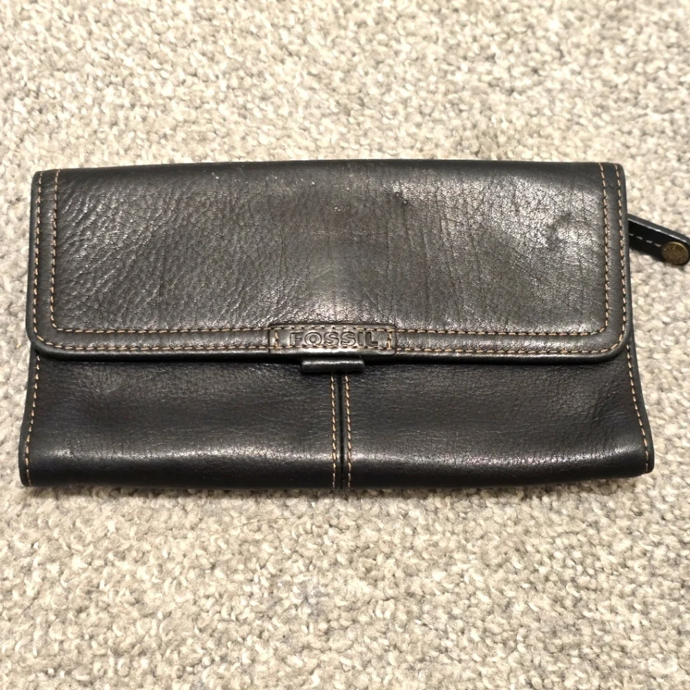 Fossil Leather Wallet Black Pockets Minimalist Simple Classic Chic Boho
